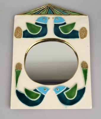 une photo d'un miroir orné d'un motif d'oiseau