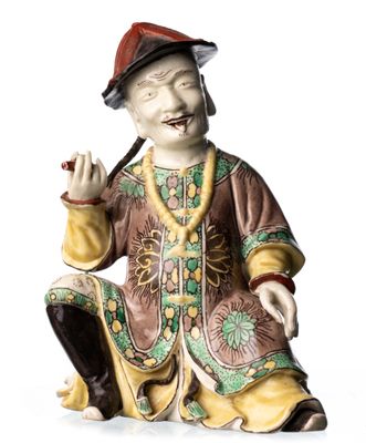 une image représentant une figurine d'un homme assis par terre
