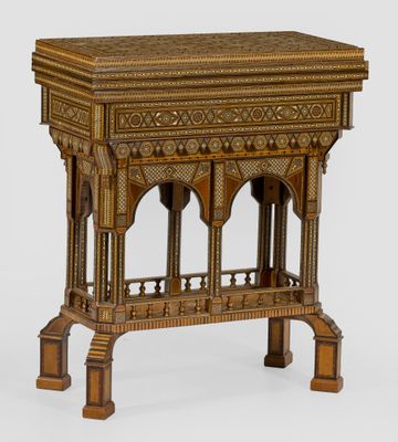 une table en bois avec un plateau sculpté et une étagère au-dessus