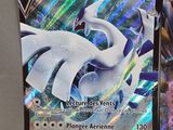 deux cartes pokemon posées l'une sur l'autre sur une table
