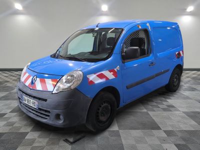 la photo d'une camionnette bleue garée dans un garage