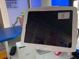 un écran d'ordinateur posé sur un bureau dans une pièce