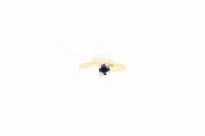 bague en or jaune sertie d'un saphir bleu