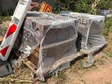 un homme qui se tient à côté d'une pile de cartons