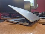 un ordinateur portable posé sur un bureau en bois