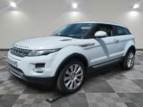 une photo d'un Land Rover blanc garé dans un garage