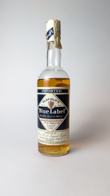 une photo d'une bouteille de whisky « Blue Label » posée sur une table