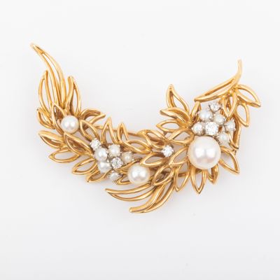 a gold and pearl broochle with leaves and pearls
