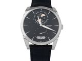 gros plan d'une montre-bracelet avec un cadran noir