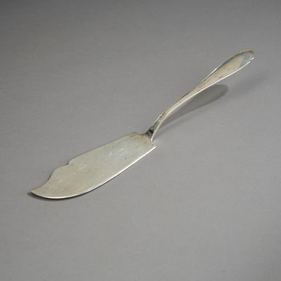 un plateau en argent posé sur une table, sur lequel se trouve un couteau