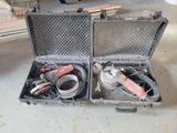 une valise posée par terre, contenant des outils