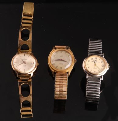 Lot de trois montres bracelets comprenant :