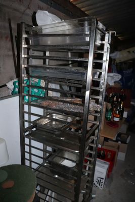 une photo d'une étagère remplie d'aliments dans une cuisine