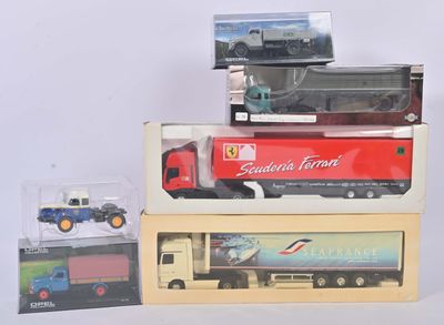 trois types différents de camions miniatures dans la boîte