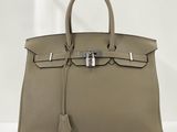 un sac Hermès muni d'un cadenas sur le devant