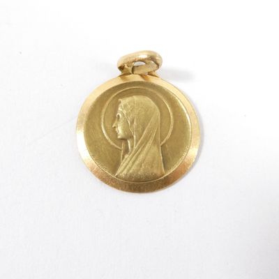 l'image d'une médaille d'or sur laquelle figure le visage d'une femme