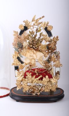 un dôme de verre avec une horloge à l'intérieur