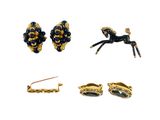 trois bijoux, dont un cheval, une broche et une broche