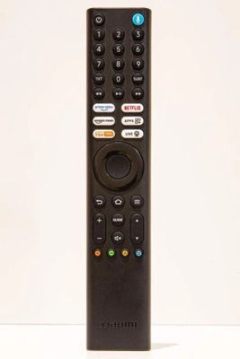 une télécommande posée sur une table