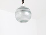un gros plan d'une lampe suspendue au plafond d'une pièce