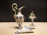 deux vases posés l'un à côté de l'autre sur une table
