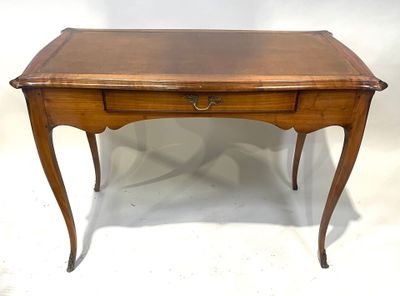 une vieille table en bois surmontée d'un tiroir