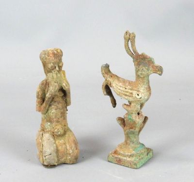 deux figurines représentant un homme et une femme tenant un oiseau dans leurs mains