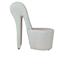 Fauteuil design en forme de chaussure en simili cuir blanc.