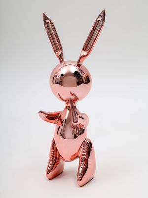 le lapin est debout sur ses pattes arrière, les pattes levées en l'air