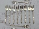 beaucoup de fourchettes et de cuillères sur la table