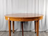 une photo d'une table en bois avec un rideau blanc en arrière-plan