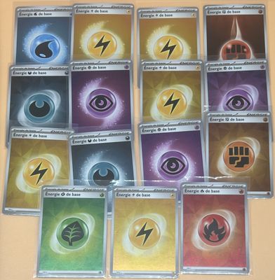 beaucoup de cartes sur la table