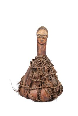 une image représentant une figurine en bois représentant une femme dont la tête est faite de corde