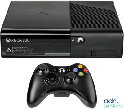 un gros plan sur une console de jeux vidéo et une manette