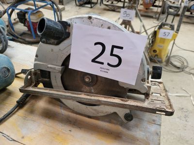une photo d'une scie circulaire posée sur une table sur laquelle est inscrit le chiffre 25