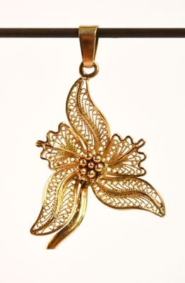 pendentif en forme de fleur plaqué or, orné de feuilles en filigrane