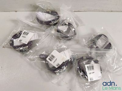 six bagages posés sur une table recouverte d'un film plastique