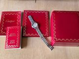 une boîte rouge sur laquelle est représentée une montre et une boîte rouge sur laquelle est représentée une montre