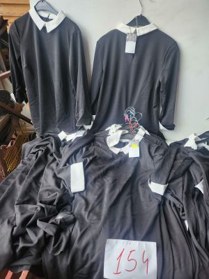 Lot composé d’environ 17 robes noires à col Claudine de la m…