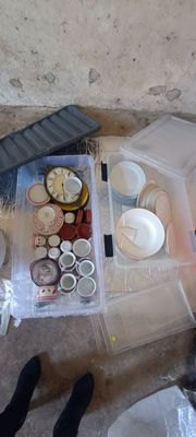 Ensemble de tasses et assiettes en plastique et porcelaine.