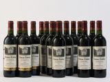 six bouteilles de vin sont alignées sur une surface blanche