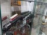une vitrine sur laquelle est exposé un train miniature