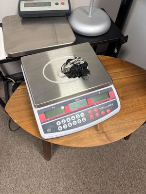 une table sur laquelle se trouvent une balance et une lampe