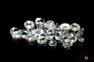 de très jolis diamants blancs sur un fond noir