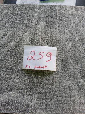une photo d'un morceau de tissu sur lequel est accrochée une étiquette de prix