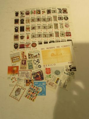 une photo d'une table sur laquelle sont posés tout un tas de timbres