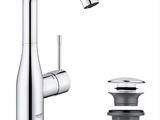 un gros plan d'un robinet avec un évier et un siphon