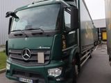 deux camions garés l'un à côté de l'autre dans la rue