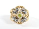 une image représentant une bague en diamant jaune et noire sur fond blanc