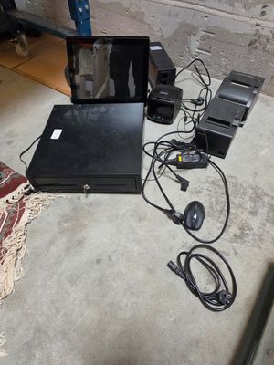 un ordinateur portable posé par terre à côté d'autres appareils électroniques